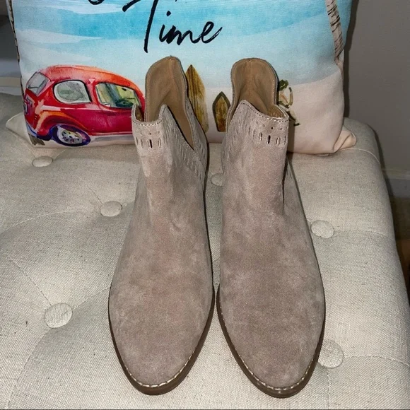 Lucky Brand NWOB! Francee Tan Suede Perforated Edge Boot - Picture 4 of 13